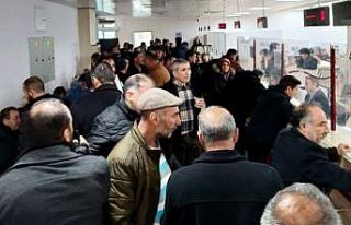 Erzincan’da SGK binasında EYT yoğunluğu