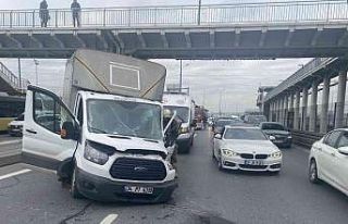 Esenyurt’ta kamyonet şoförü üst geçit direğine...
