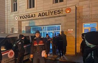 Eşine küfreden iki kişiyi öldüren zanlı tutuklandı