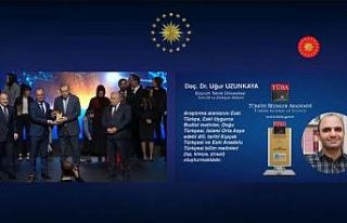 ETÜ’lü akademisyen ödülünü Cumhurbaşkanı...