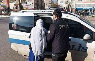 Evinin yolunu unutan yaşlı kadının yardımına...