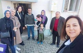 Evlerinde ziyaret edilen küçük çocukları okula...