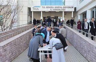 EYT bekleyenler SGK önünde kuyruklar oluşturdu