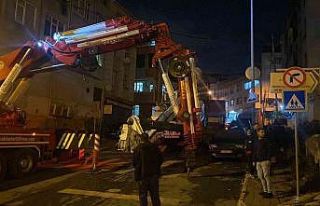 Eyüpsultan’da iş makinesi park halindeki cipin...