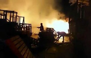 Fabrikanın önündeki plastik malzemeler alev alev...