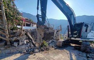 Fethiye’deki kaçak yapılar yıkıldı