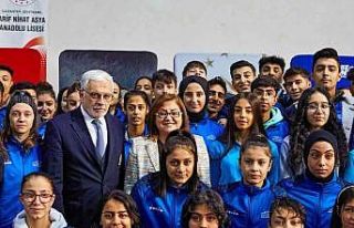 Gaziantep’te lise öğrencilerine eşofman takımı