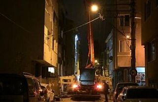 Gece vakti devam eden inşaat çalışması mahalle...