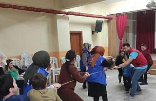 Gençler bir gününü özel çocuklara ayırdılar