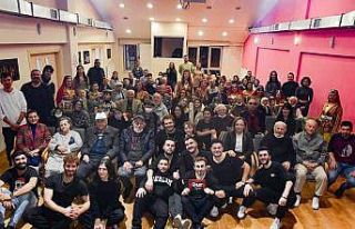 Gençler ve yaşlılar birlikte sosyalleşti