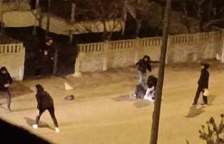 Gençlerin yumruk yumruğa kavgası kamerada