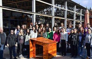 Geri dönüşüm atölyelerinde üretilen köpek kulübeleri...