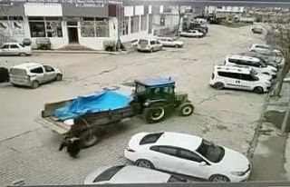 Geri giden römork takılı traktör yaşlı kadına...