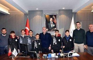 Germencik Belediyespor sporcuları madalyaları toplamaya...