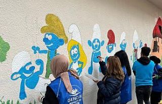 Gönüllü öğrenciler Malatya’da okulları boyuyor