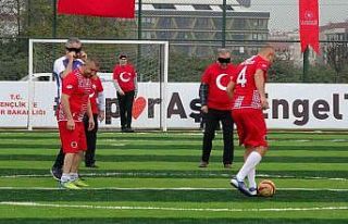 Görme engelli sporcular ile protokol arasında futbol...