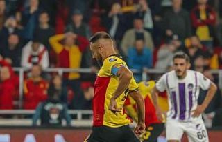 Göz-Göz, direklere takılıyor