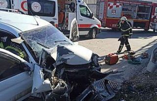 Hafif ticari araç bariyerlere çarptı: 2 yaralı