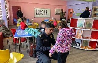Hakkari polisinden öğrencileri ’ısıtan’ destek
