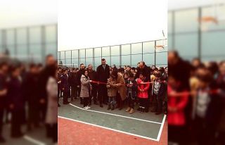 Halı saha açılış kurdelesini öğrenciler kesti