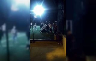 Halı sahada 2 takım arasında sıra kavgası kamerada