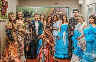 Hastanede atık giysilerden defile düzelendi