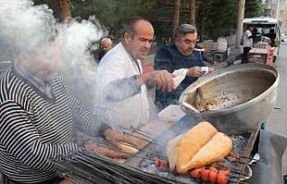 Her gün bir pazar yerinde 36 yıldır kavurma satıyor