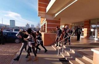 Hırsızlık için evlerin kapısını zorlayan 3...