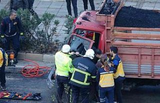 Hurdaya dönen kamyonetten sağ çıktılar: 2 yaralı