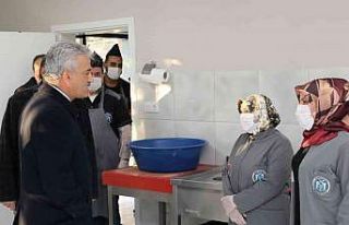 İhtiyaç sahibi 120 haneye sıcak yemek dağıtılıyor