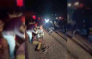 İki araç kafa kafaya çarpıştı, 6 kişi yaralandı