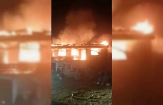 İki katlı bina alev alev yandı