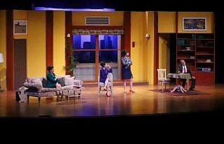 “İkinci Caddenin Mahkumu” adlı tiyatro oyunu...