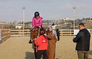İlk kez ata binmenin mutluluğunu yaşadılar