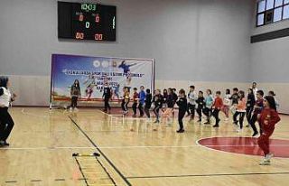 İlkokul öğrencileri Beden Eğitimi derslerini antrenör...
