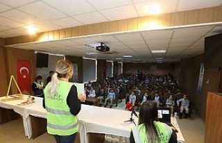 İlkokul öğrencilerine trafikte güvenlik eğitimi