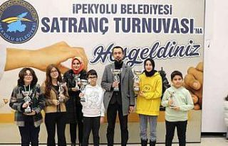 İpekyolu’nda satranç turnuvasının kazananları...