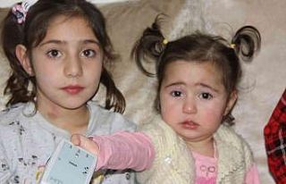 İşitme engelli anne ve baba ağlayan bebeklerini...