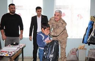 Jandarma Ağrı’da çocukların yüzünü güldürdü