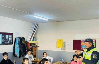 Jandarma ekipleri bilgilendirme çalışmalarına...