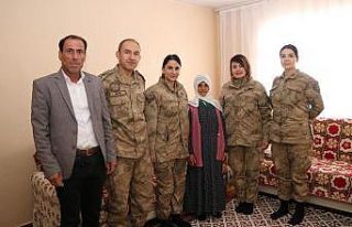 Jandarma personeli şehit ailelerini yalnız bırakmadı