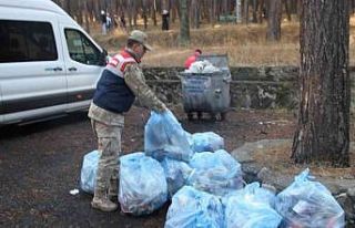 Jandarma ve öğrenciler ormanlık alanda çevre temizliği...