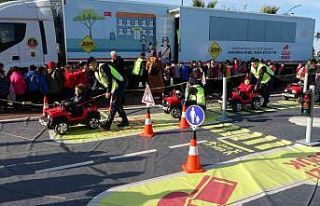 Jandarmanın mobil trafik eğitimi ile öğrenci ve...