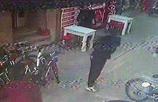 Kaçan saldırganı attığı bisiklet parçasıyla...