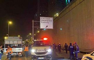 Kadıköy’de otomobil bariyerlere ok gibi saplandı