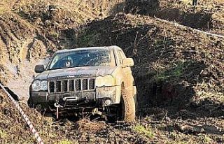 Kadın yarışçılar pistin çamurunu attı