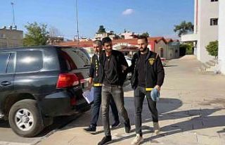 Kadının ağzını kapatıp çantasını gasp eden...