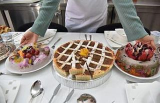 Kadınlar mutfağın püf noktalarını öğreniyor