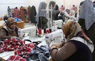 Kadınlar, ürettikleri kıyafetleri satarak ev ekonomilerine...