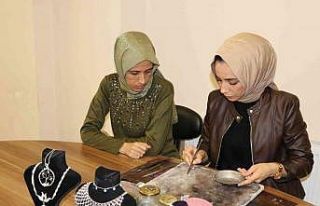 Kadınlara takı tasarım eğitimleri